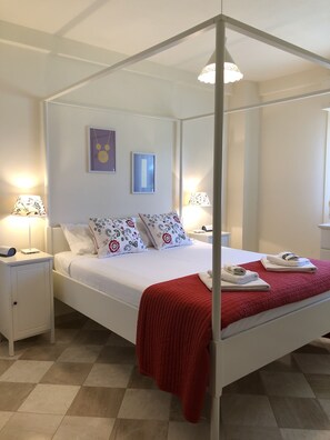 Deluxe Room, 1 King Bed | Premium bedding, down comforters, memory foam beds, in-room safe