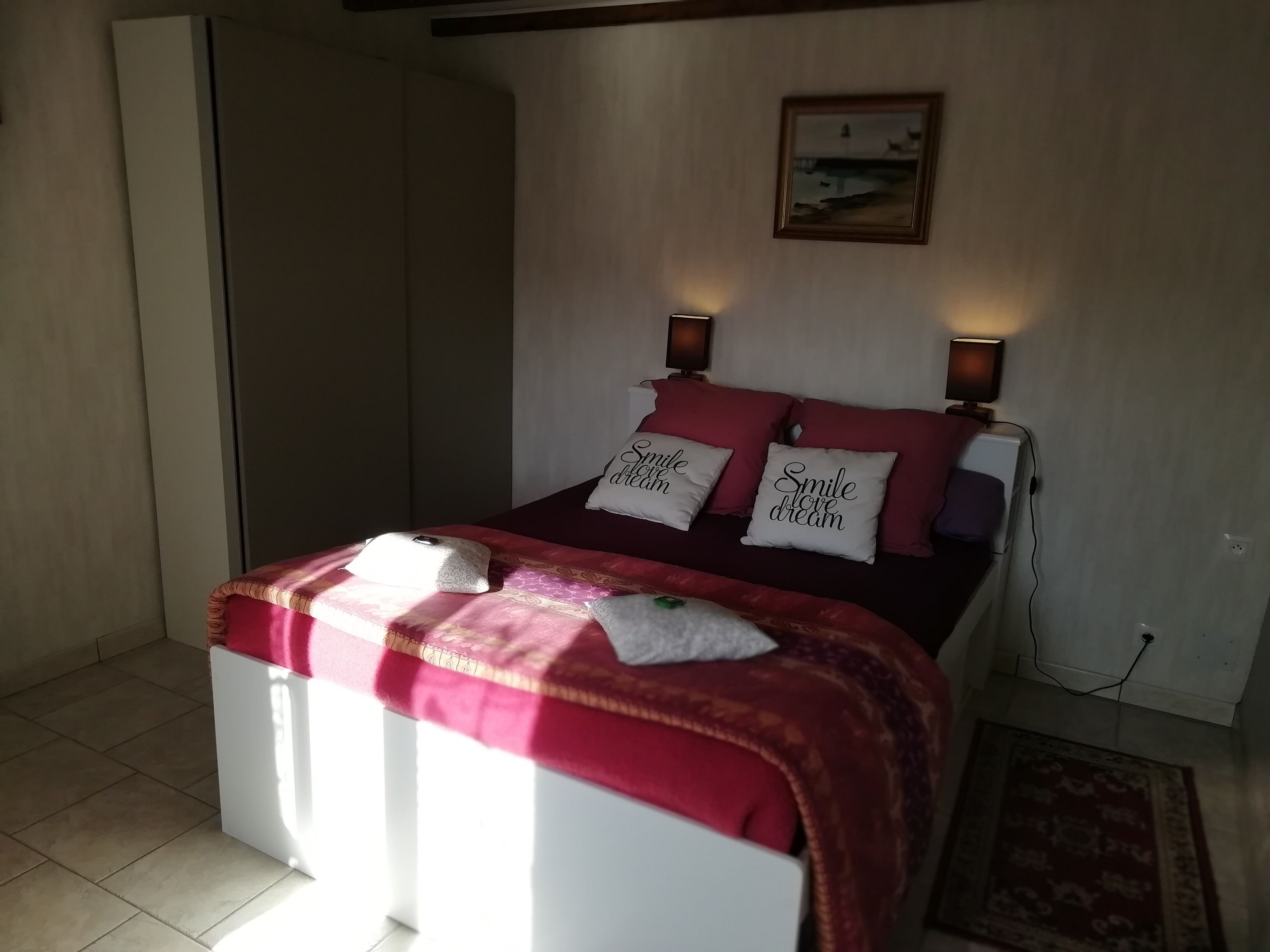 2 chambres, bureau, chambres insonorisées, fer et planche à repasser