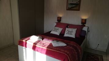 2 chambres, bureau, chambres insonorisées, fer et planche à repasser