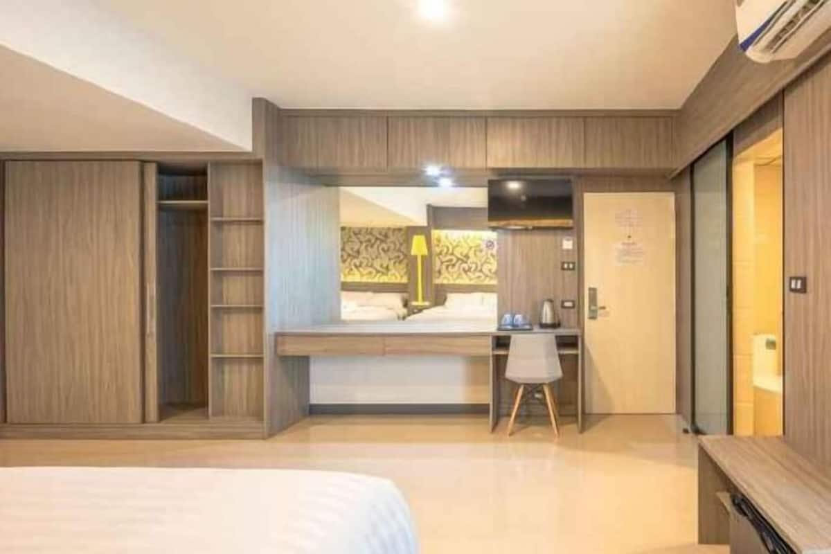 In-room safe, desk, WiFi (free), bed sheets