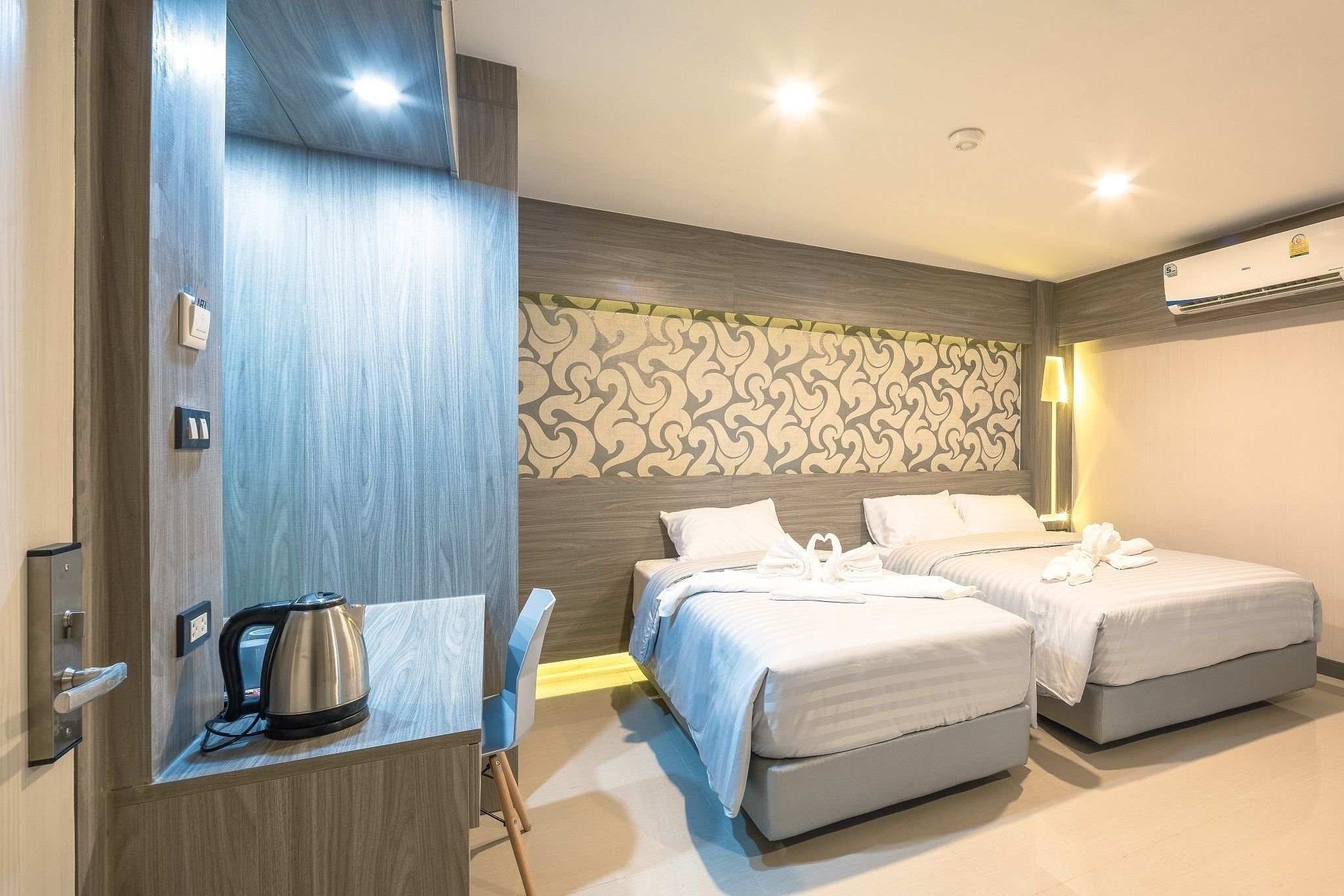 Triple Room with Balcony | Két bảo mật tại phòng, bàn, truy cập Internet không dây miễn phí 