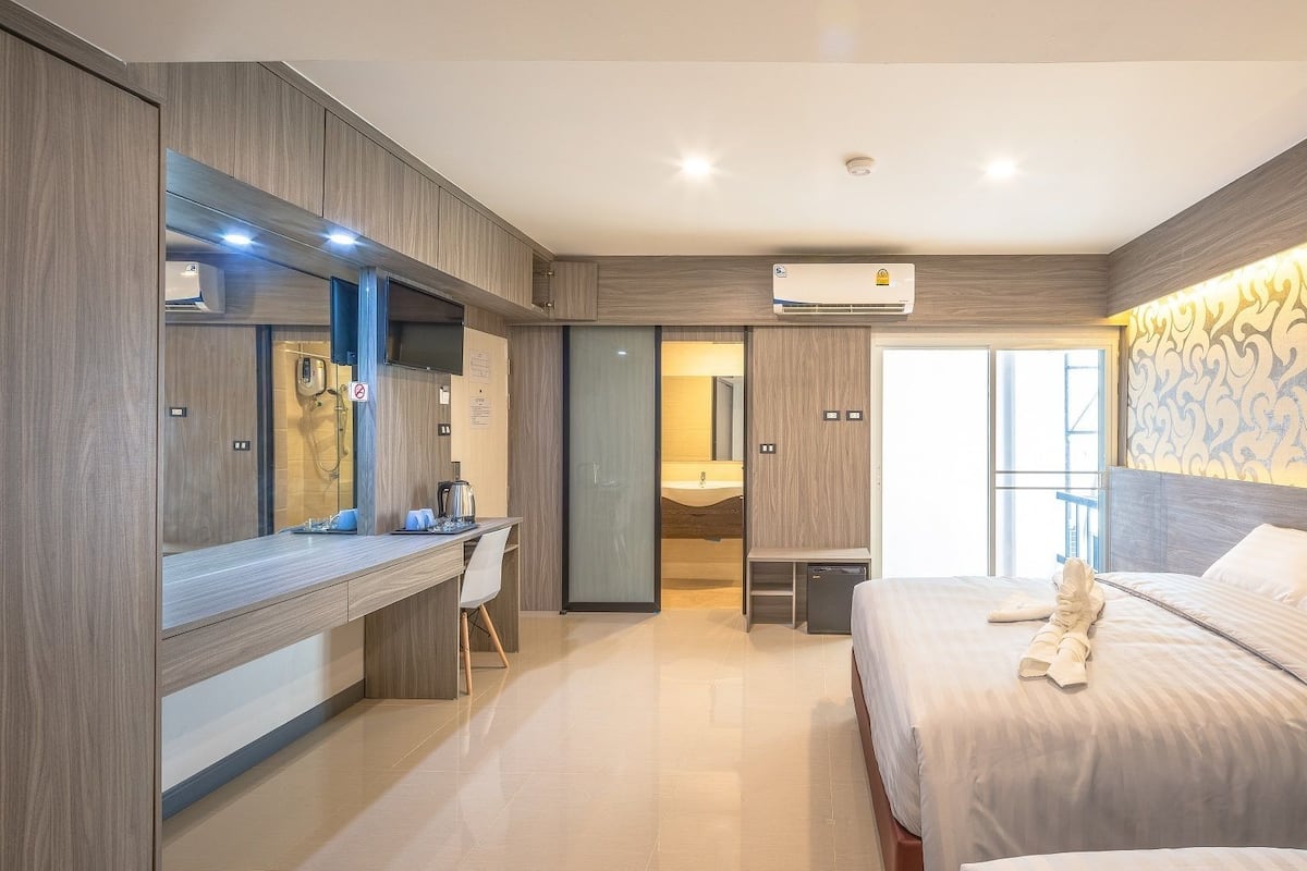 Family Room with Balcony | In-room safe, desk, WiFi (free), bed sheets