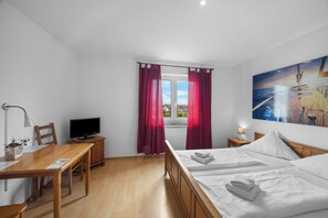 Doppelzimmer | Schreibtisch, Verdunkelungsvorhänge, Babybetten, Zustellbetten