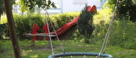 Children’s play area – outdoor