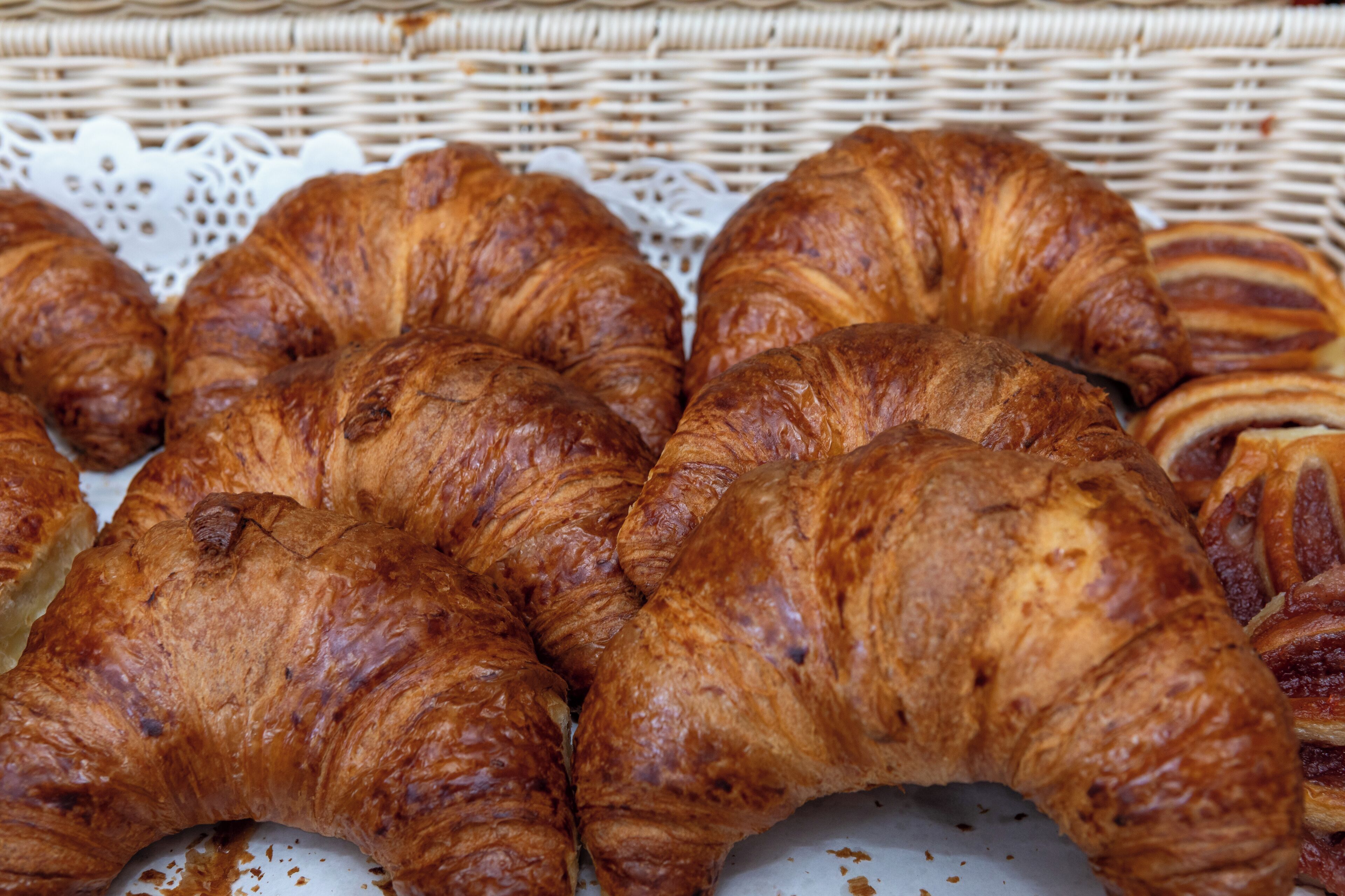 Un panier de croissants.