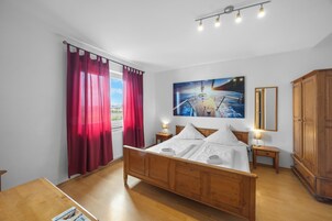 Habitación doble | Escritorio, cortinas opacas, cunas (de pago) y camas supletorias