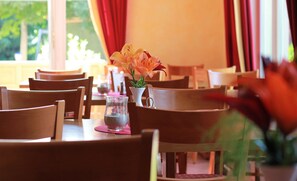 Free daily buffet breakfast - Gästehaus am Wasserpark (Rust)