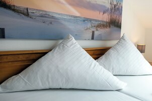 Escritorio, cortinas blackout, cunas y camas plegables/adicionales
