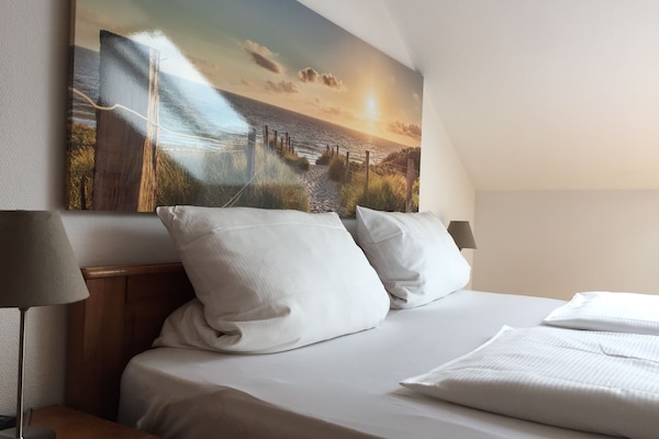 Een bureau, verduisterende gordijnen, babybedden (toeslag)