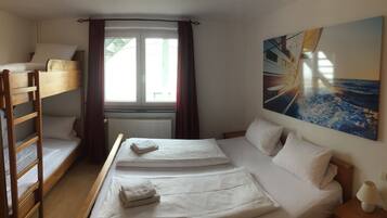 Appartement, plusieurs lits | Bureau, rideaux occultants, lits bébé (en supplément)