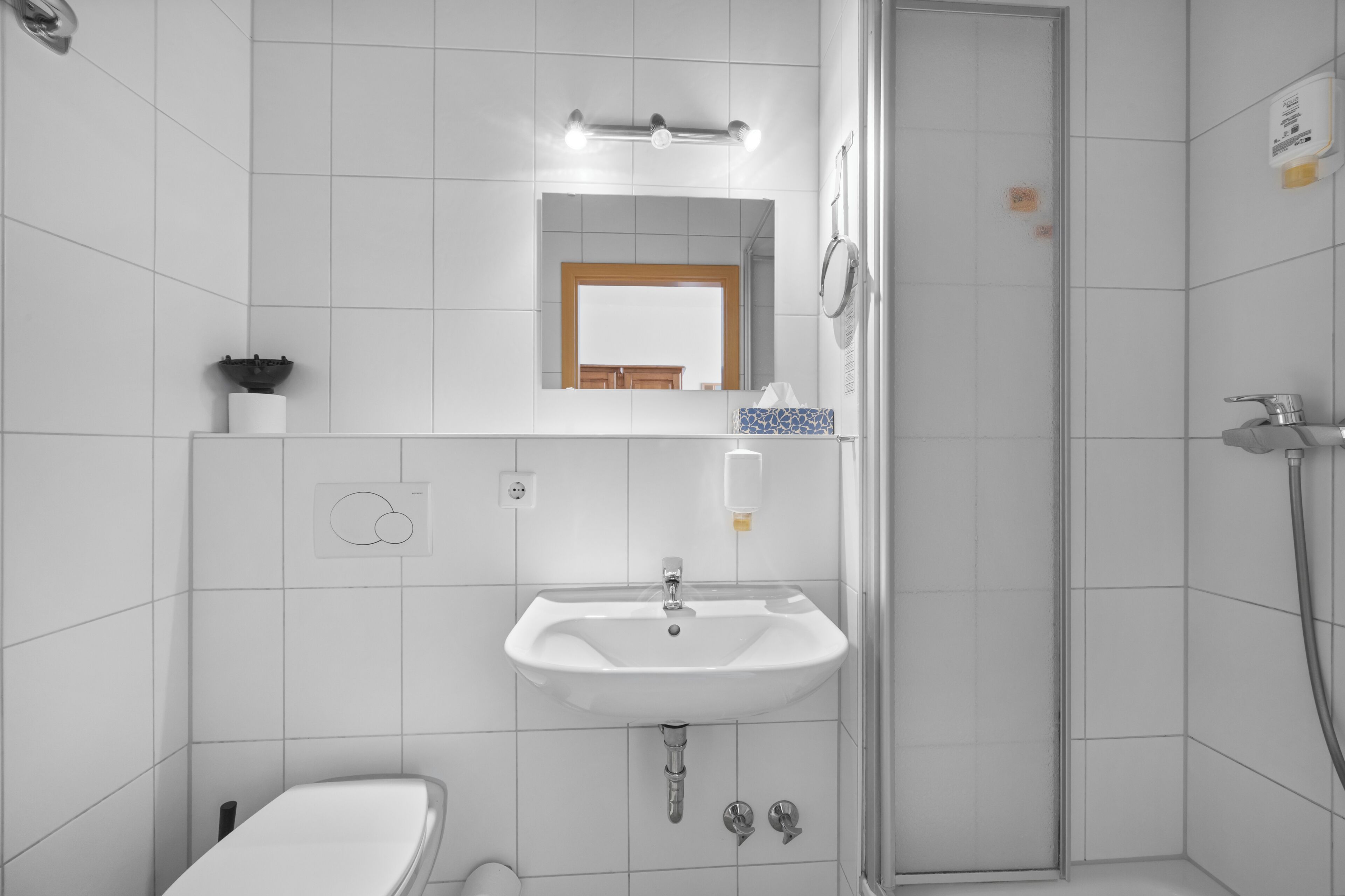 Ducha, artículos de higiene personal gratuitos y secador de pelo