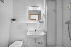 Shower, free toiletries, hair dryer, towels - Gästehaus am Wasserpark (Rust)