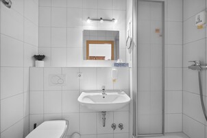 Ducha, artículos de tocador gratuitos, secador de pelo, toallas