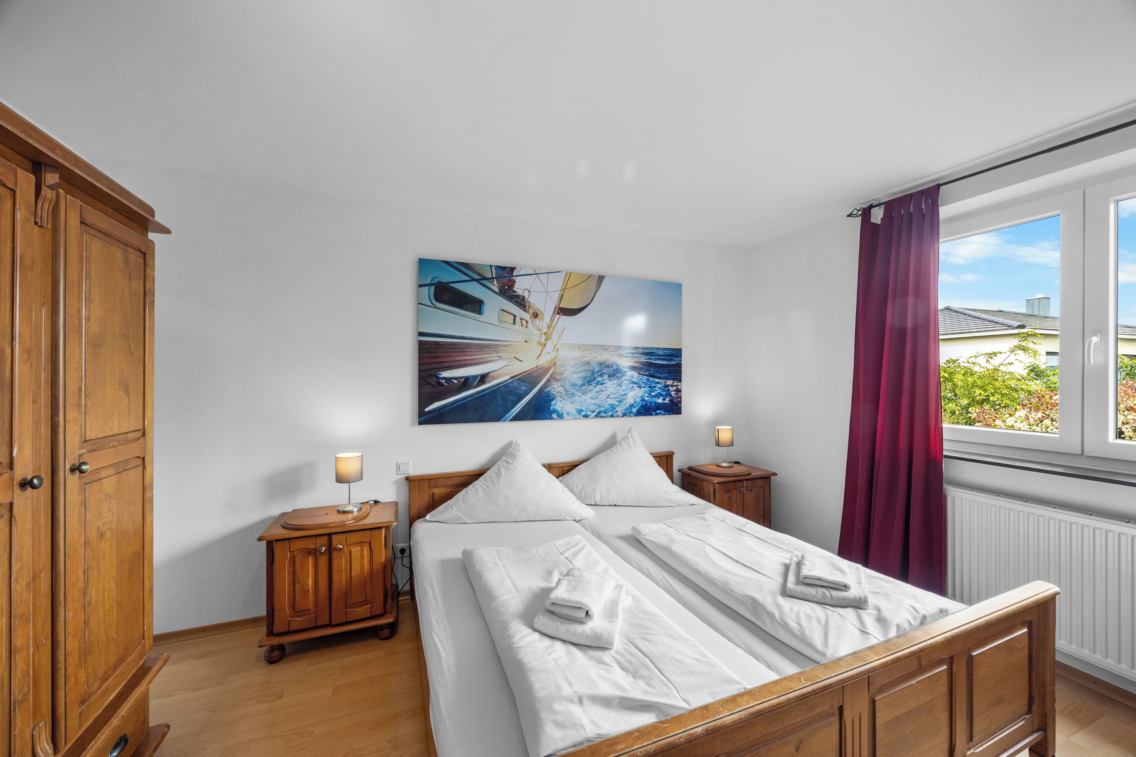 Skrivebord, blendingsgardiner og barnesenger