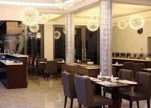 Breakfast, lunch, dinner served; local and international cuisine - Prestige Hotel (Francistown)