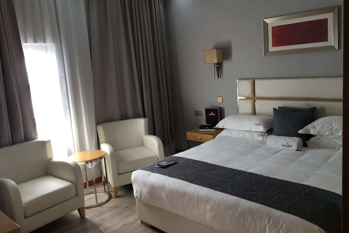 Kamar Double Eksekutif | Brankas, meja kerja, tirai kedap cahaya, dan setrika/meja setrika