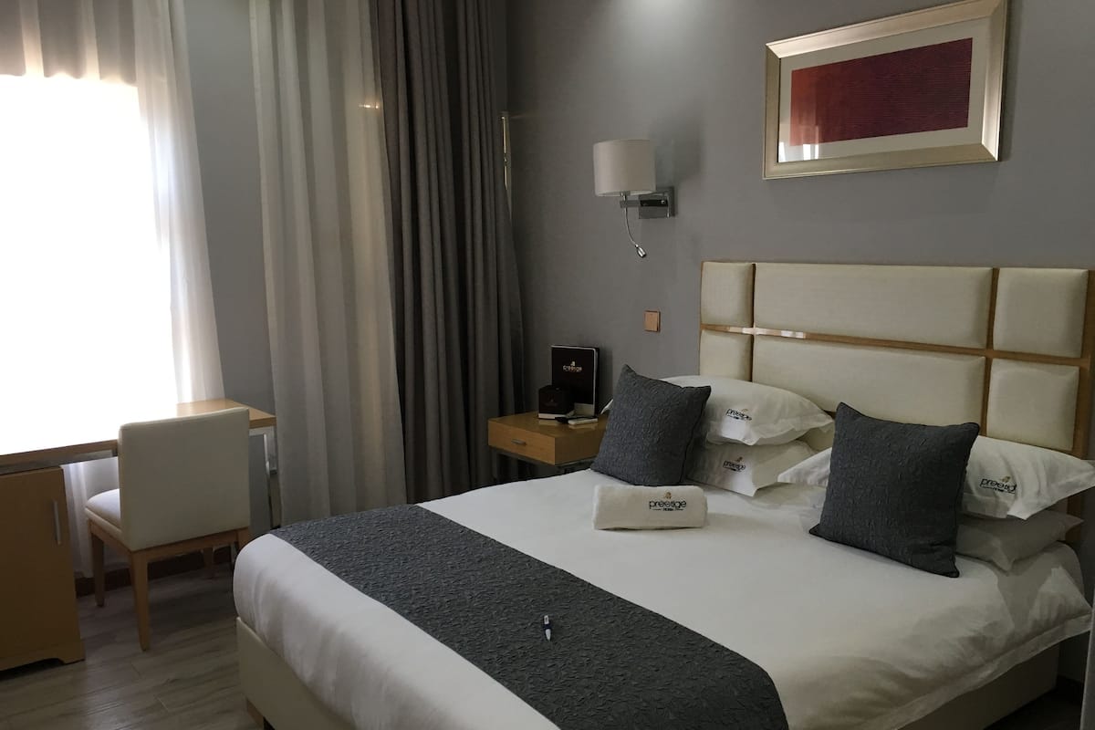 Kamar Double Standar | Brankas, meja kerja, tirai kedap cahaya, dan setrika/meja setrika