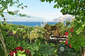 A garden with a view of the sea and mountains. - House overlooking paradise beach (Rab)