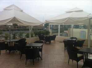 Desayuno continental (EUR 2.5 por persona) 