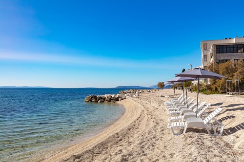 Spacious Beachfront Apartments Tanita