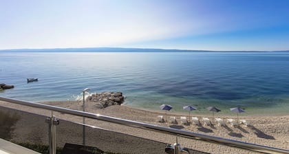 Spacious Beachfront Apartments Tanita