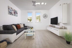 Panoramic Apartment, Sea View | Living area - Spacious Beachfront Apartments Tanita (Podstrana)