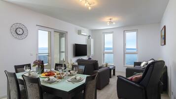 Exclusive Apartment, Sea View | In-room dining