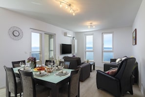 Exclusive-Apartment, Meerblick | Essbereich im Zimmer