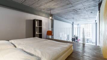 1 bedroom, desk, travel crib, free WiFi