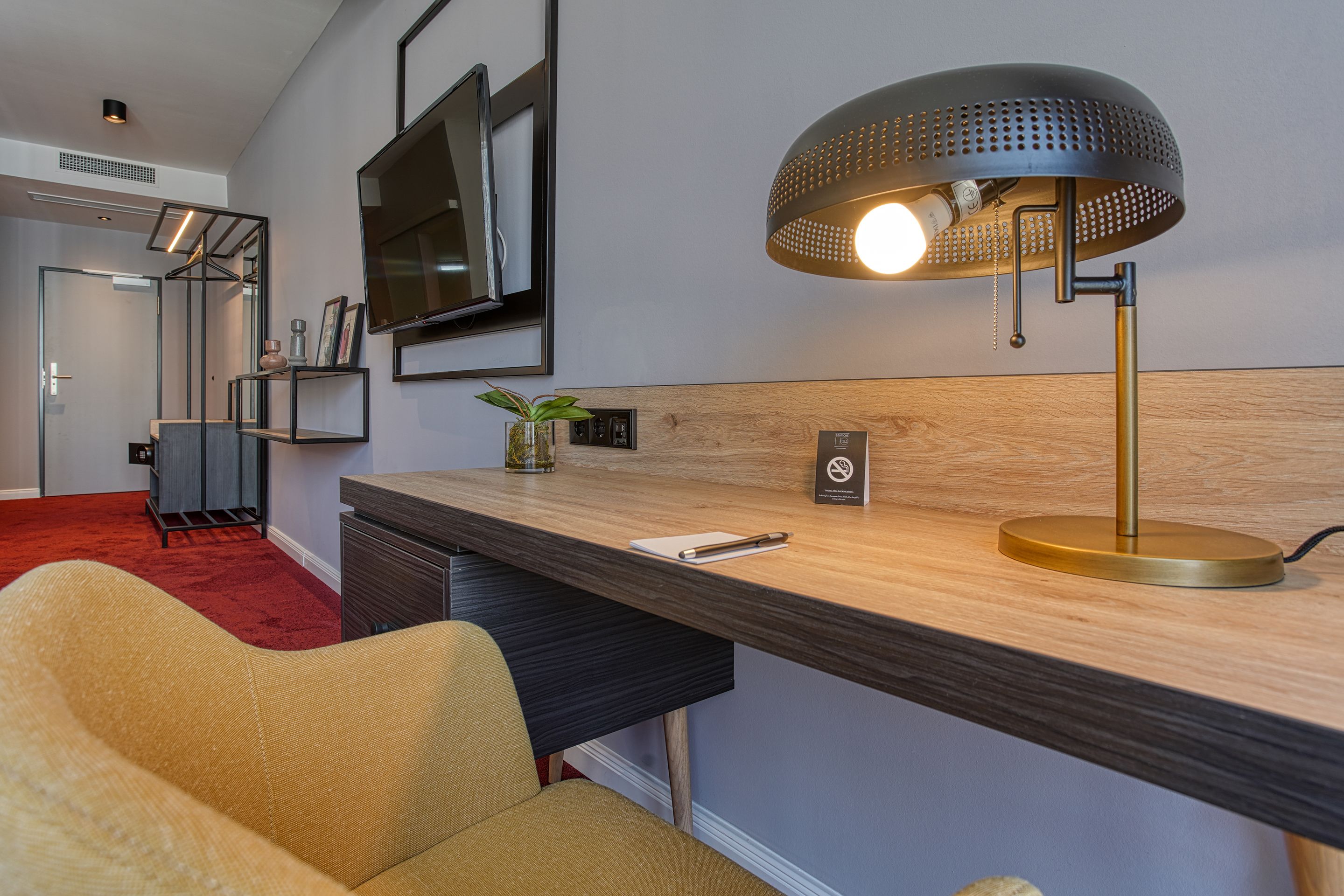 in-room safe, desk, laptop workspace, blackout curtains