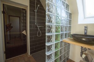 Quarto conforto, varanda (Naturkomfortzimmer mit Terrasse) | Banheiro | Chuveiro, secador de cabelo, toalhas de banho 