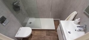 Bathroom - Royal Oak Hotel (Middlesbrough)