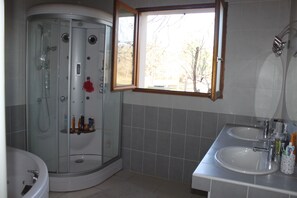 Dusche, Whirlpool, Haartrockner, Handtücher