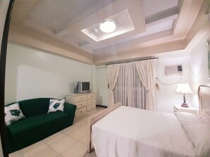 Deluxe Double Room | Free WiFi, bed sheets - Casa Micarosa Hotel and Residences (Manila)