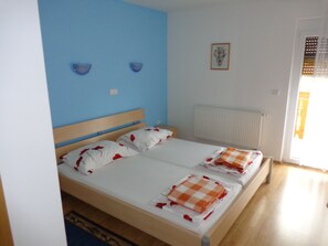 客房, 阳台 | 迷你吧、办公桌、熨斗/熨板、免费婴儿床