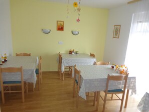 每日供应自助式早餐（每人 EUR 5）