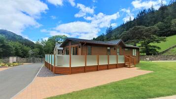 Luxury Chalet, 2 Bedrooms, Hot Tub, Garden Area | Terrace/patio