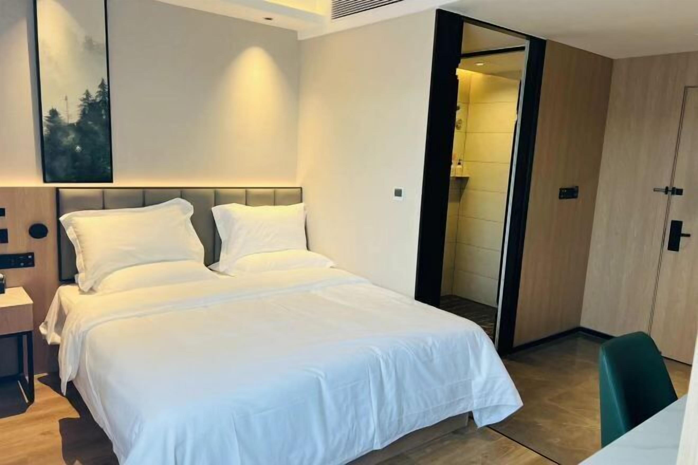 In-room safe, free WiFi