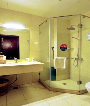 Pancuran mandi, pengering rambut, selipar 