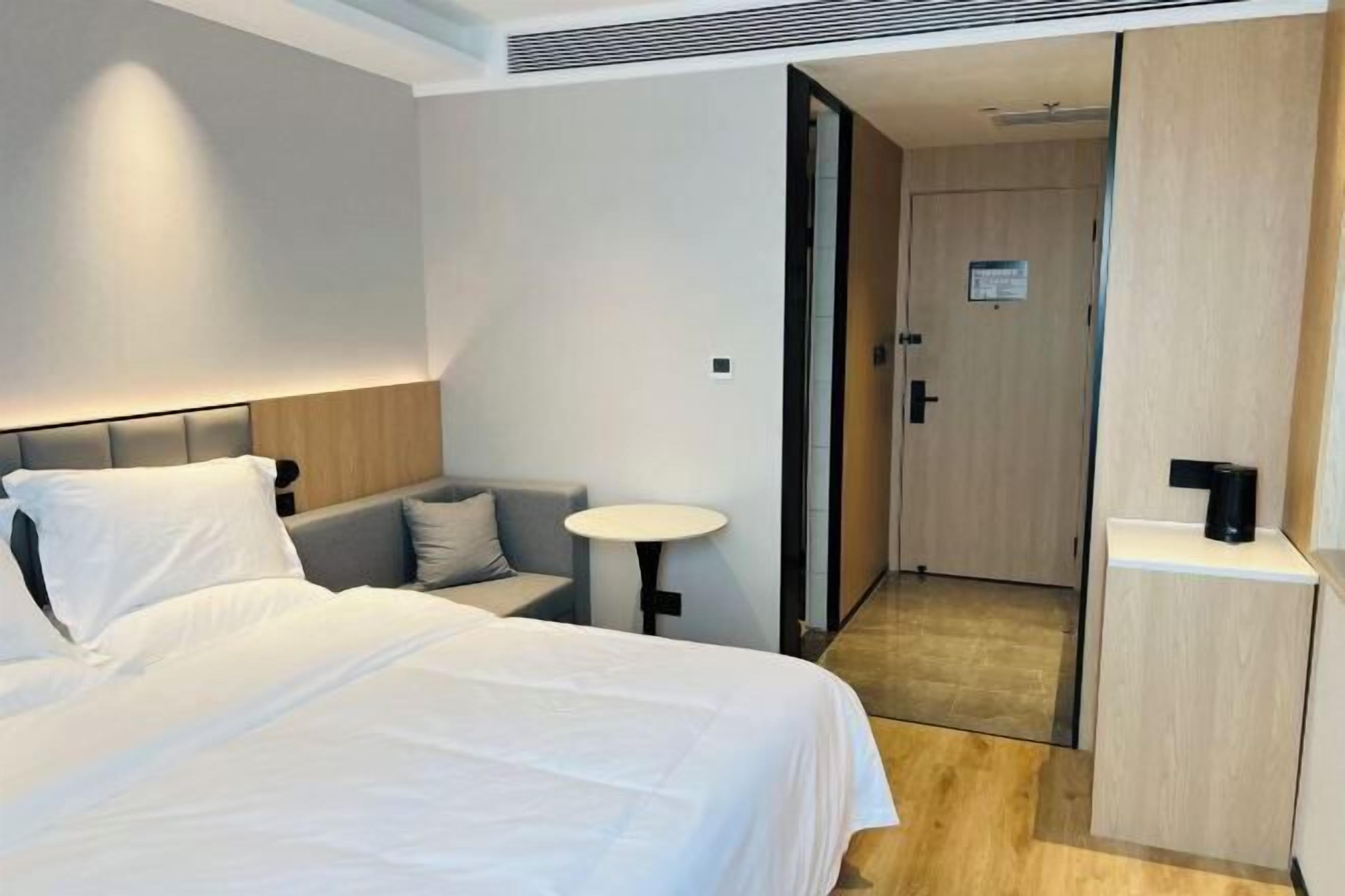 In-room safe, free WiFi