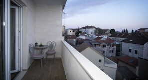 Apartemen Mewah, Beberapa Tempat Tidur (NOVI LUX-3rd floor) | Teras/patio