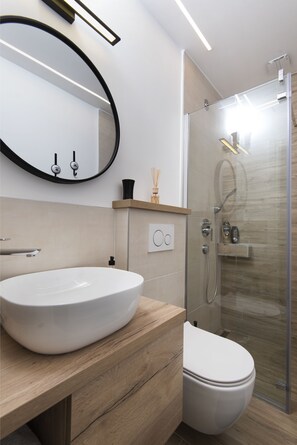 Luxury Apartment, Multiple Beds (NOVI LUX-3rd floor) | Bathroom - Guesthouse Laura (Split)