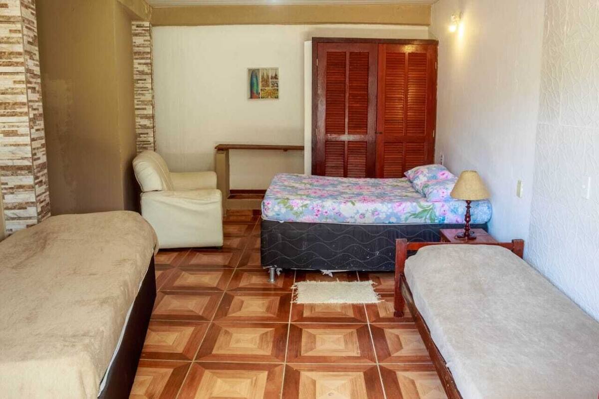 Habitación triple | Cortinas blackout, tabla de planchar con plancha y wifi gratis