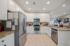 Frigorífico, microondas, horno y placa de cocina