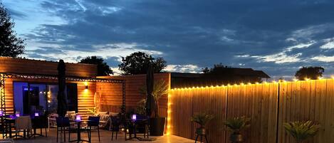 Utendørsbasseng og et oppvarmet basseng