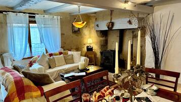 Télévision, cheminée, lecteur de DVD, table de tennis de table