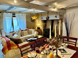 Télévision, cheminée, lecteur de DVD, table de tennis de table