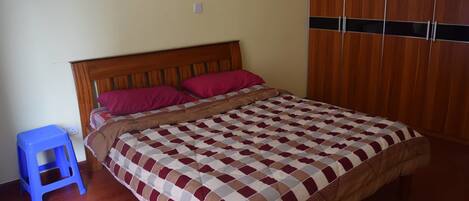 Comfort-Apartment, 2 Schlafzimmer | 2 Schlafzimmer, schallisolierte Zimmer, Bügeleisen/Bügelbrett