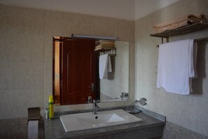 Departamento Confort, 2 habitaciones | Lavabo en el baño