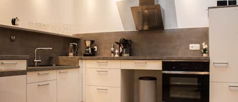 Frigorífico, horno, placa de cocina y lavavajillas